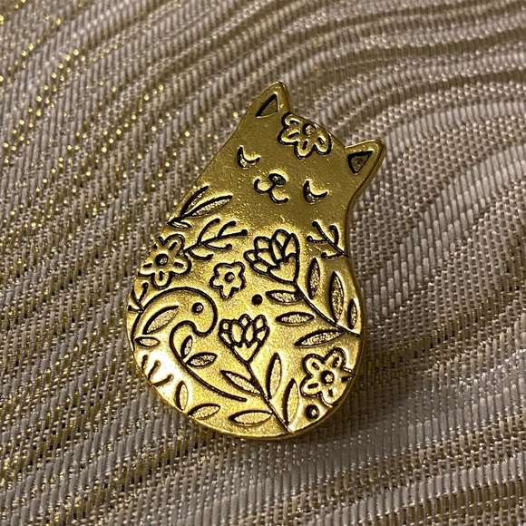 Retro Engraved Floral Chubby Cat Brooch Pin (Antique Gold Tone) - Picture 7 of 9